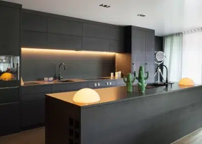 Cuisine moderne avec éclairage LED et décor cactus