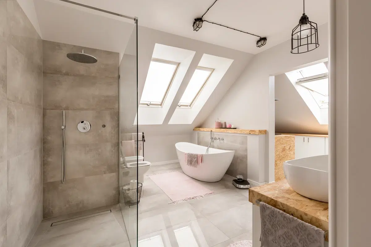 Salle de bain moderne avec baignoire et douche