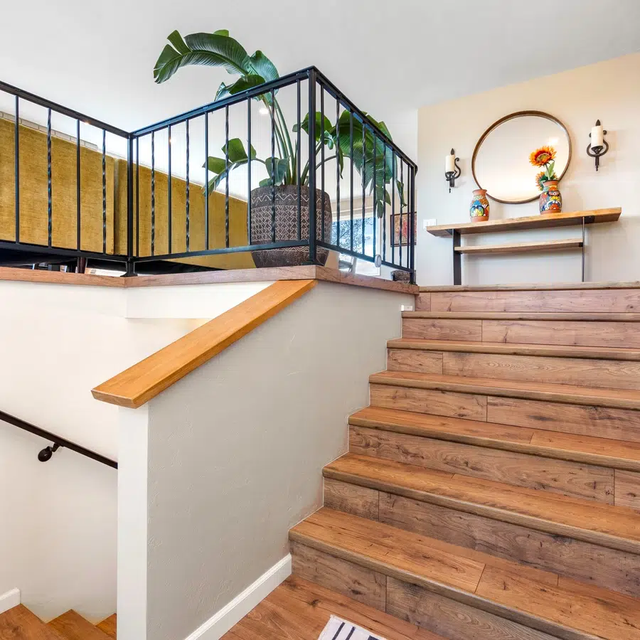 Escalier en bois avec plante et miroir décoratif