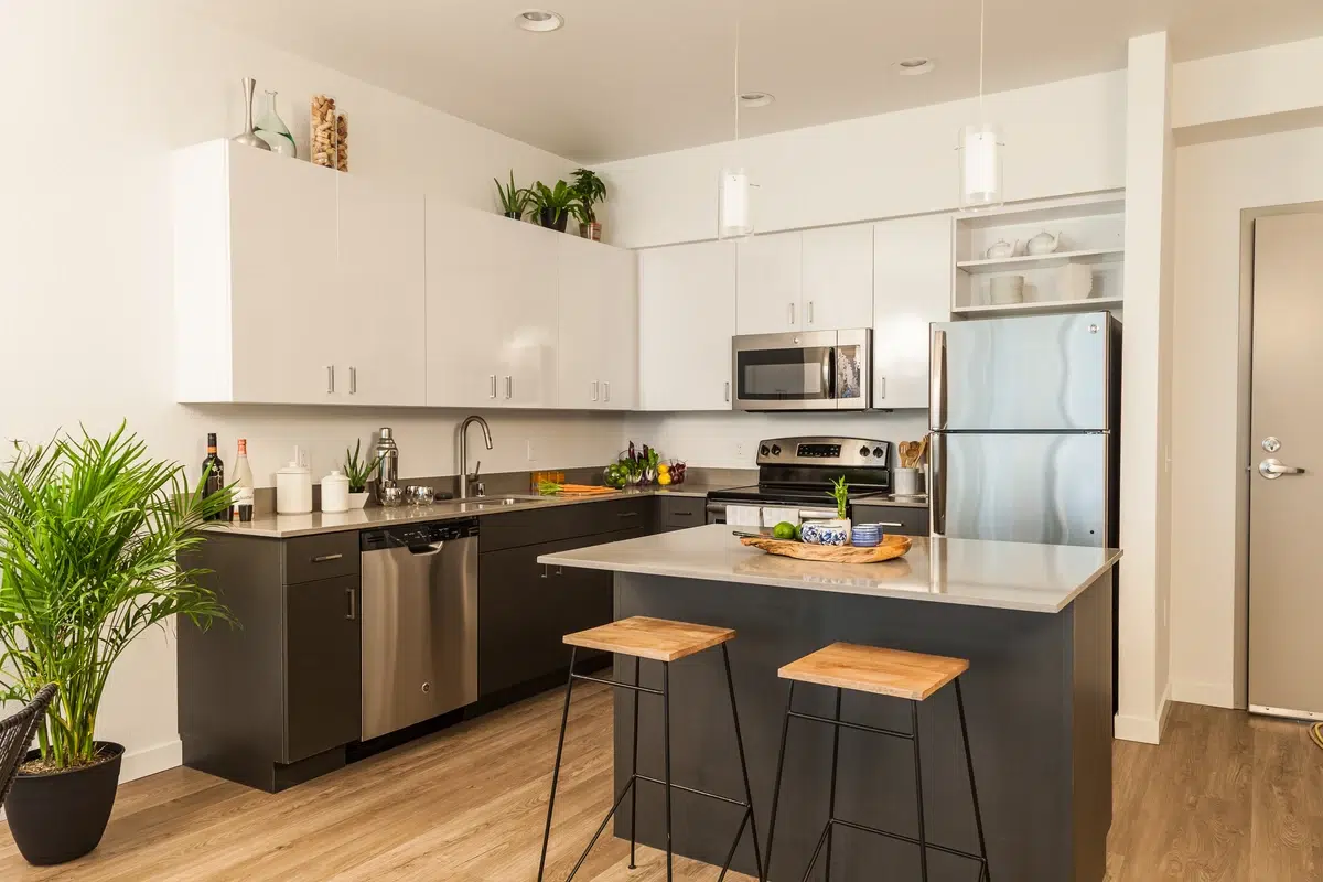 Cuisine moderne avec îlot central et appareils en acier inoxydable