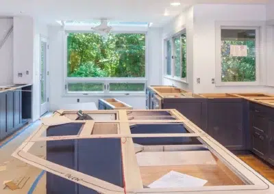 Cuisine en rénovation avec îlot central en construction