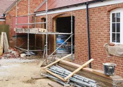 Chantier de construction avec échafaudage et briques