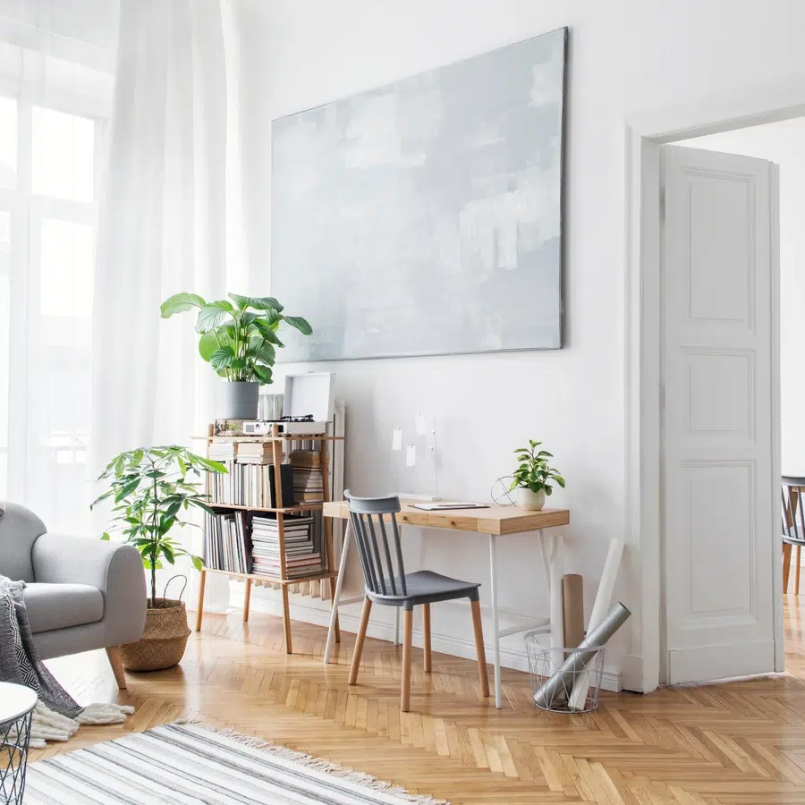 Intérieur moderne avec bureau et plantes.