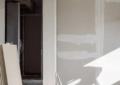 Chantier de construction avec murs en placoplâtre