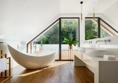 Salle de bain moderne avec baignoire et grandes fenêtres